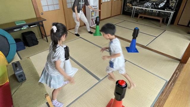 デュアルタスク・カラータッチで遊びまわる